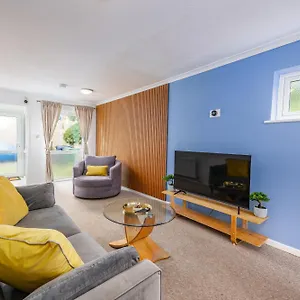  Holiday home 4 Bedroom House With Parking Near Centre By Trinity Short Lets & Serviced United Kingdom